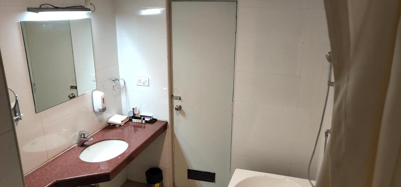 Hotel Saptagiri Hyderabad Exteriör bild