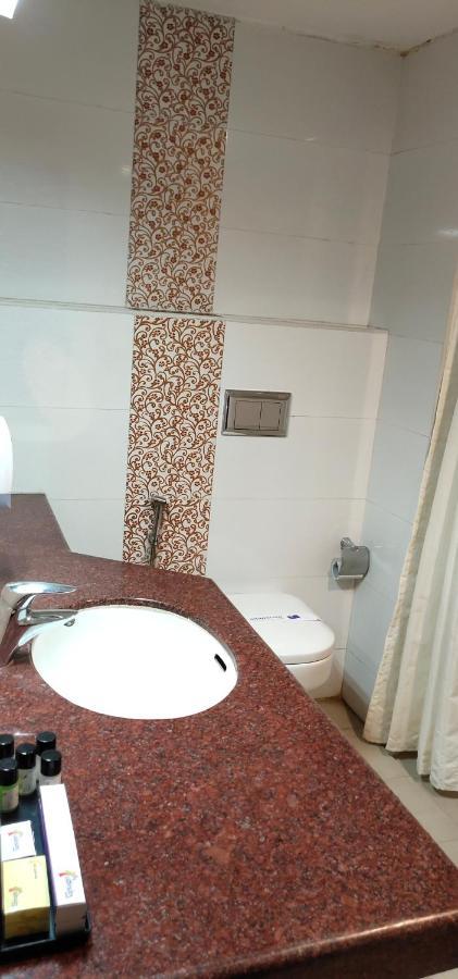 Hotel Saptagiri Hyderabad Exteriör bild