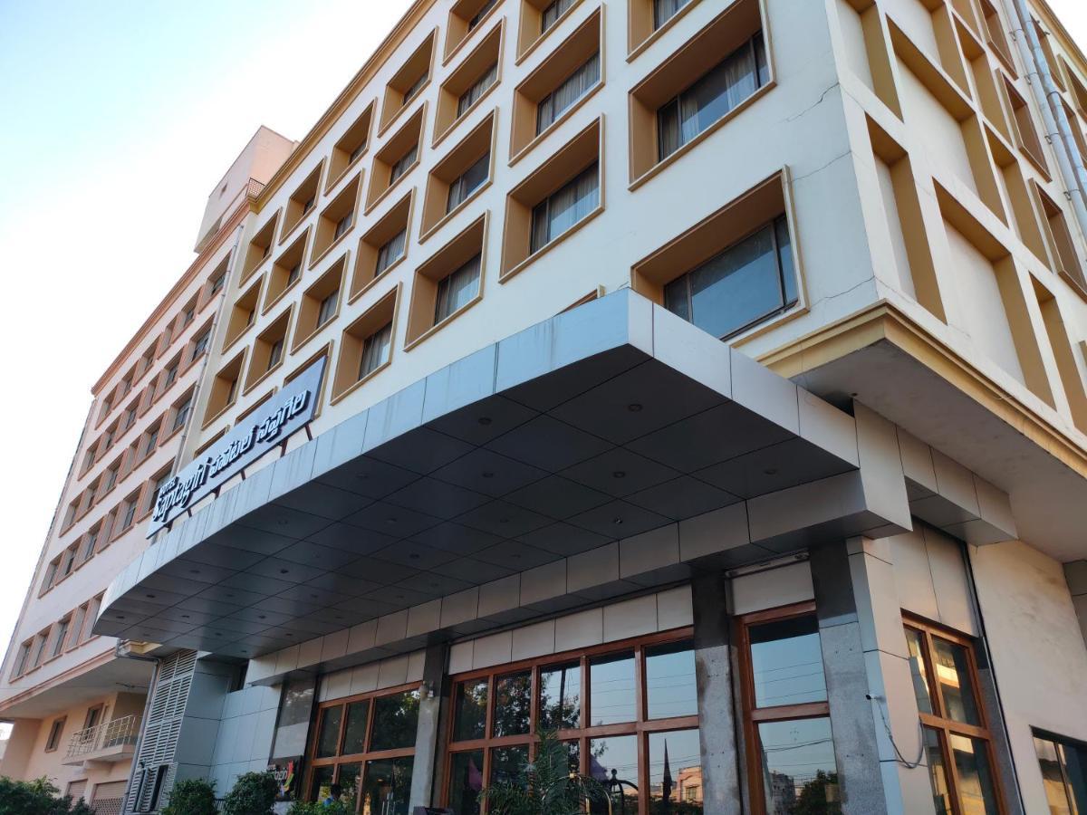 Hotel Saptagiri Hyderabad Exteriör bild